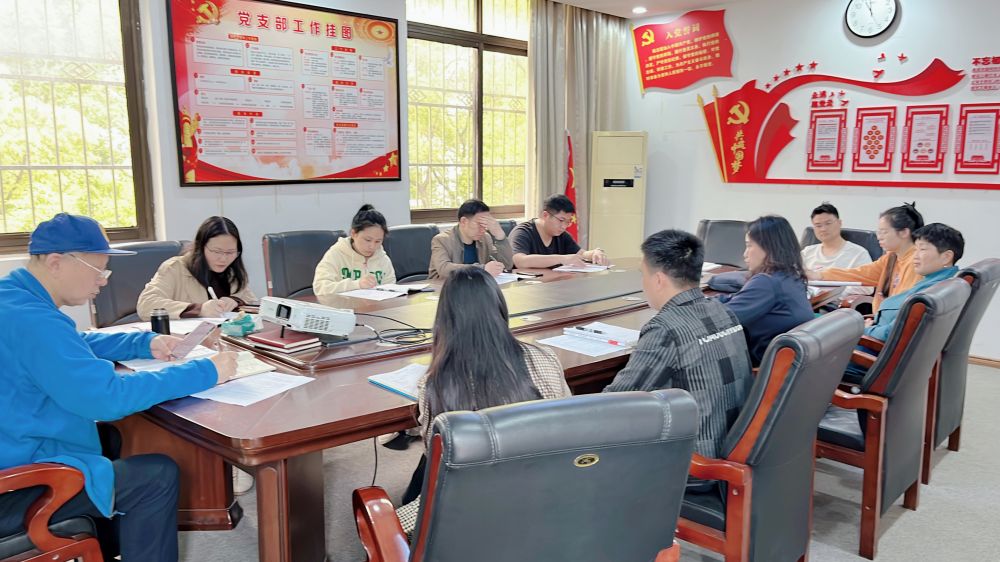 4月11日初三數(shù)學(xué)調(diào)研課王特評課4.jpg